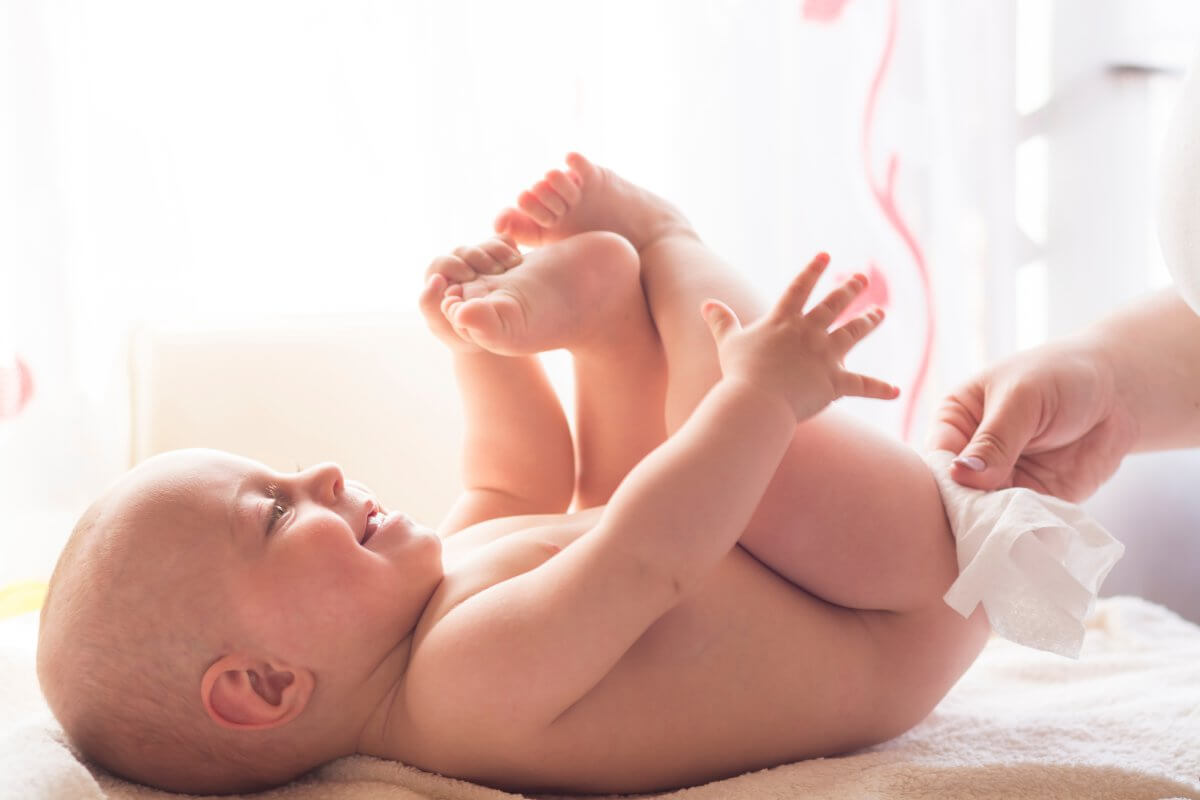 Trẻ sơ sinh đi ngoài có hạt có sao không và nguyên nhân do đâu?