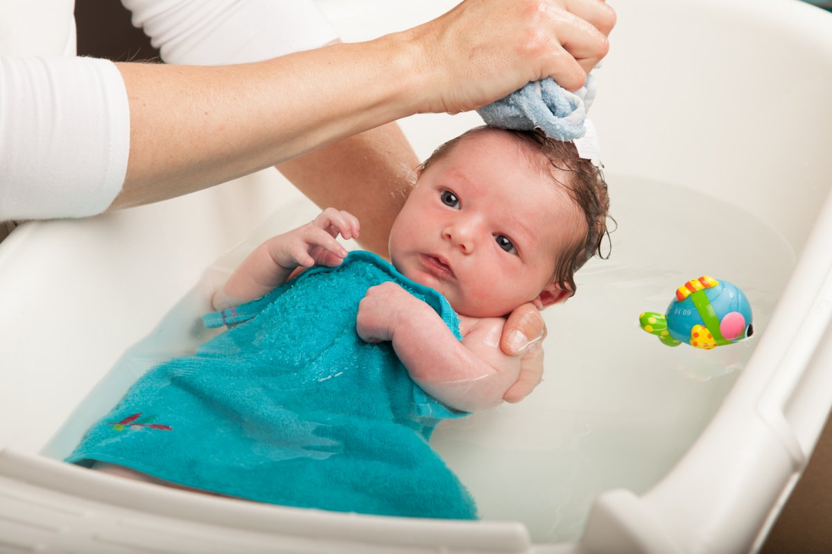 Tắm kỹ cho trẻ các vùng nếp gấp như bẹn, cổ và vùng sinh dục