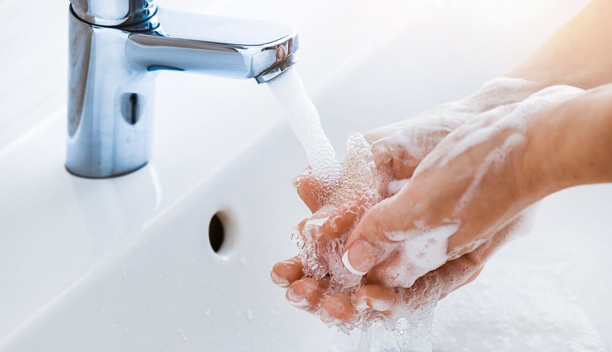 Rửa tay sạch sẽ trước khi pha sữa để đảm sức khỏe cho trẻ