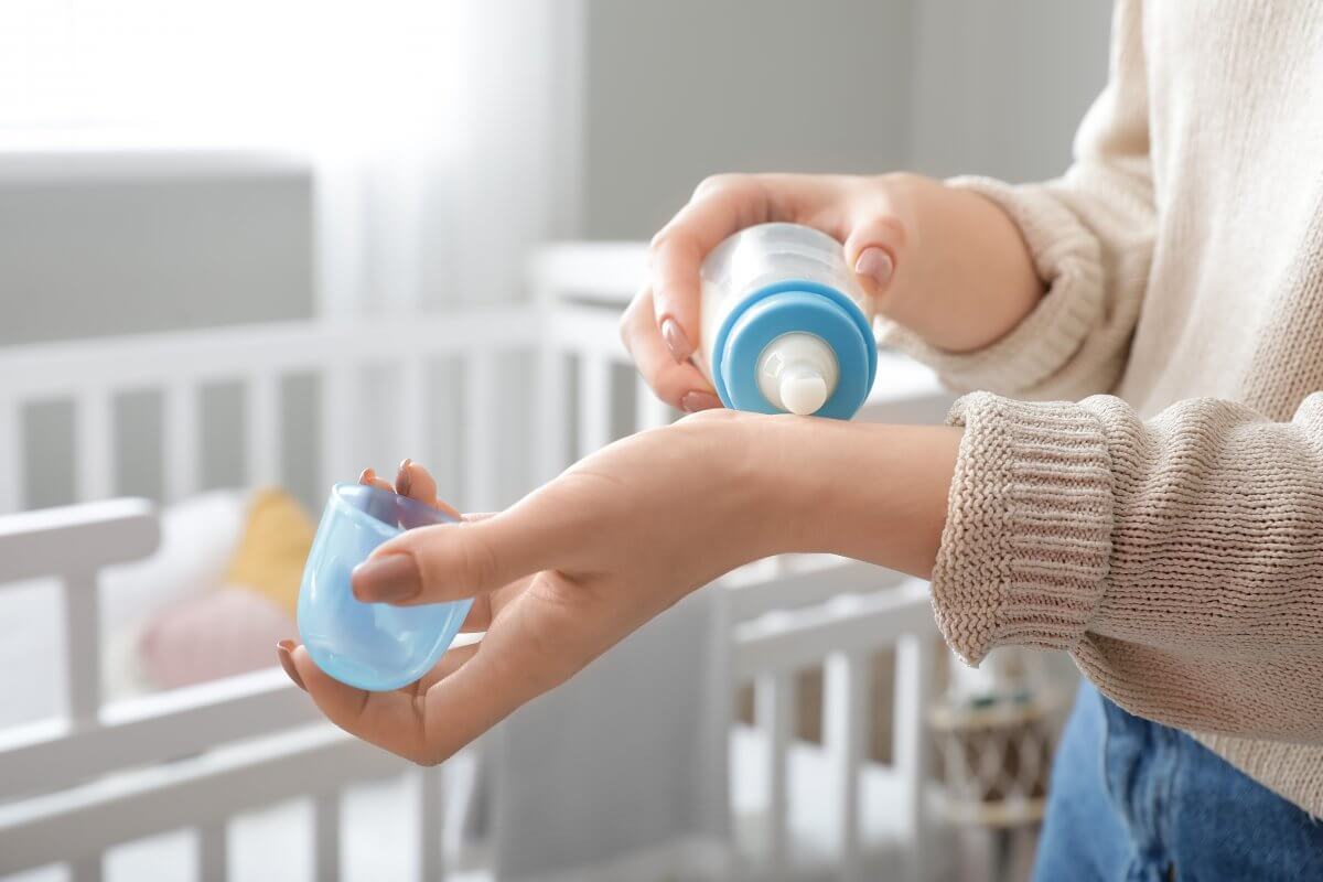 Mẹ có thể đo nhiệt độ sữa bằng cách nhỏ vài giọt vào cổ tay