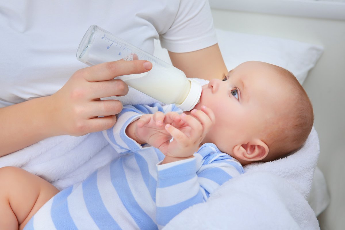 Thay đổi tư thế cho trẻ bú