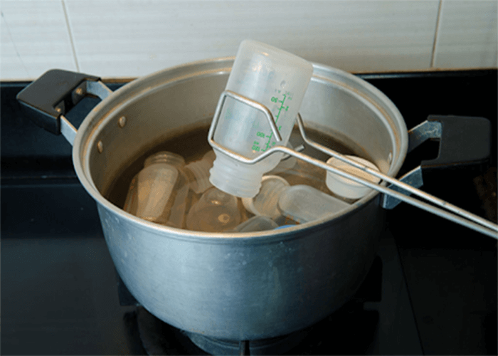Đun sôi các dụng cụ bình sữa trong khoảng 3-5 phút để tiệt trùng